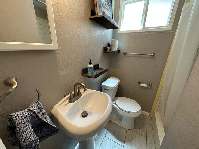 Building Photo - Cozy Rancher In The Addisons!