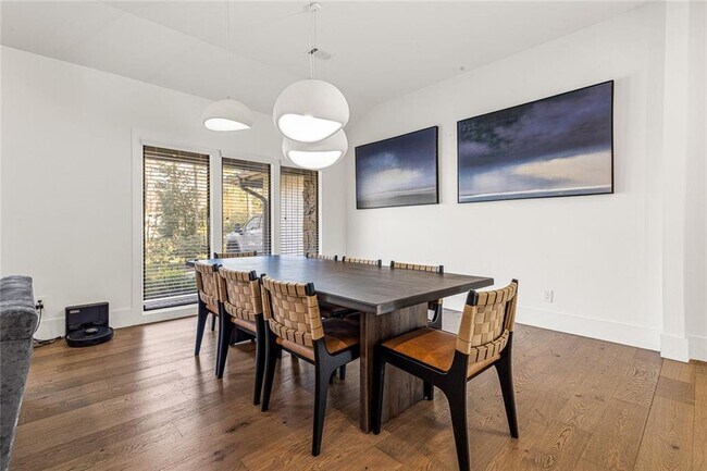 Building Photo - 915 Lost Forest Dr NW