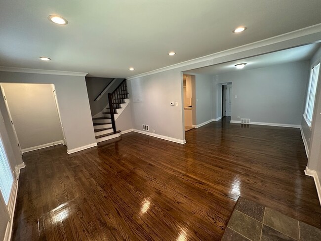 Building Photo - 8209 S Prairie Ave