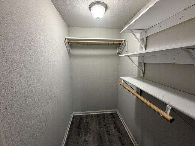 Building Photo - 208 Jackal Dr