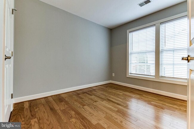 Building Photo - 953 Harrison Cir