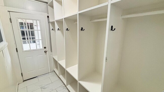 Building Photo - 10 Eames St