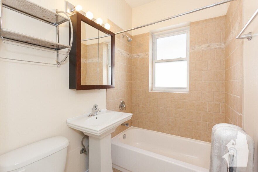 Building Photo - 4841 N Wolcott Ave