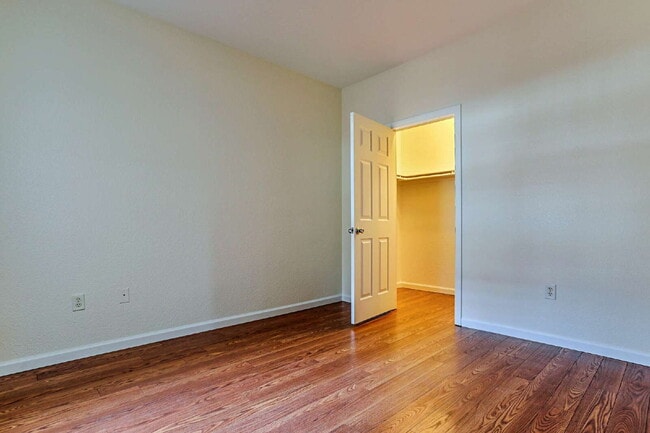 Building Photo - Spacious 1st floor condo in Henderson