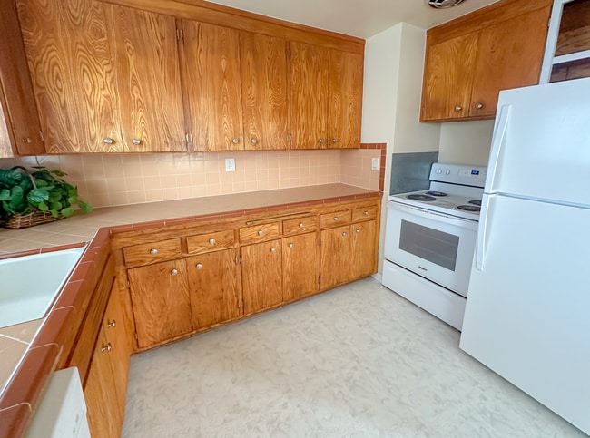 Building Photo - Charming Triplex with Hardwood Floors, Appliances, and Utilities Included in Prime Ballard-Fremon...