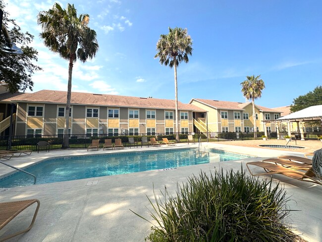 Building Photo - Gated Community, 3/2, Just Minutes to Beach!