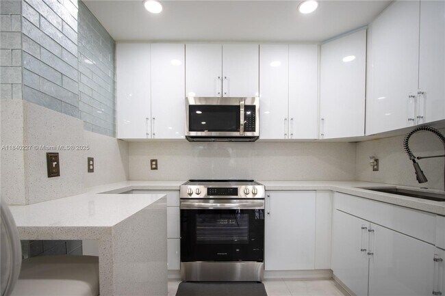 Building Photo - 12850 SW 4th Ct