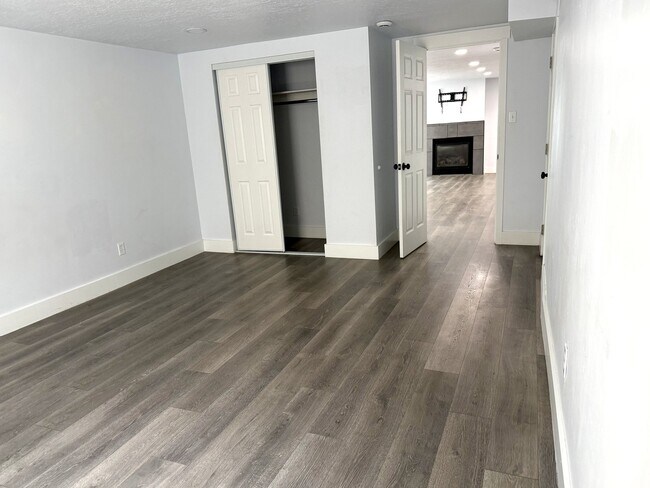 Building Photo - 3881 Ridgeview Way