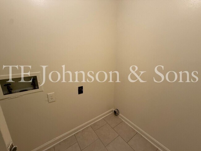 Building Photo - All-Inclusive Living in a Prime Winston-Sa...