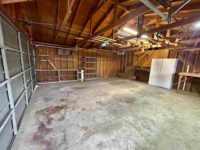 Building Photo - Spacious and inviting 3 bed, 2 bath rental