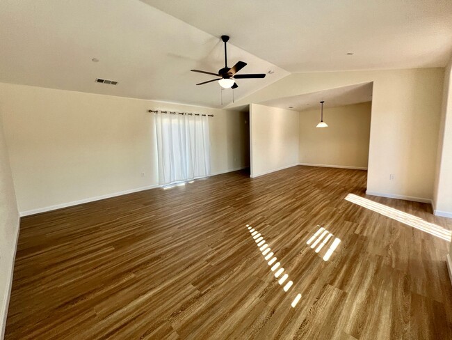 Building Photo - $2395 and a Move in bonus $500  Kings Cany...