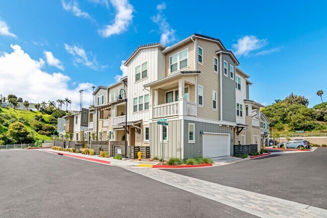 Building Photo - Stunning Fully Furnished Tri-Level Townhome 4BD/4BATHS! Central AC/Heat with Solar! 2 Car attache...