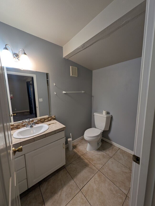 Building Photo - Large 3 Bedroom Corner Unit in The Heart of Gig Harbor! Available Now! $500 Off 1st MONTHS RENT!