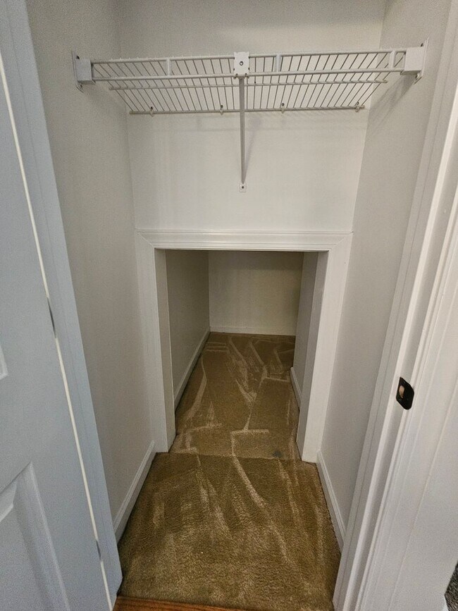Building Photo - Townhome in Greensboro!