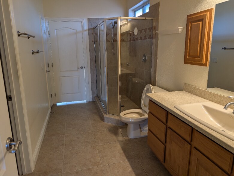 Building Photo - 3801 Malibou Ave