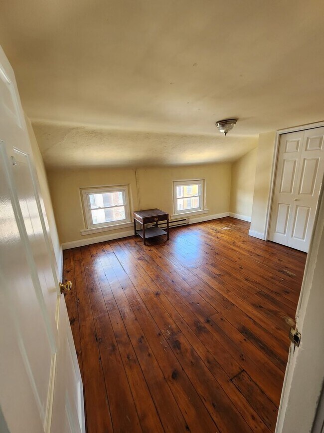 Building Photo - West Chester Historic Townhome - 4 bedrooms, 1 bath