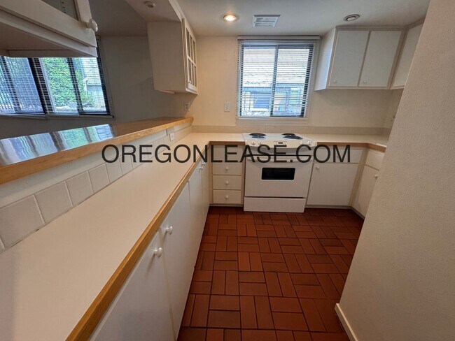 Building Photo - Large One bedroom downtown Eugene Apartment