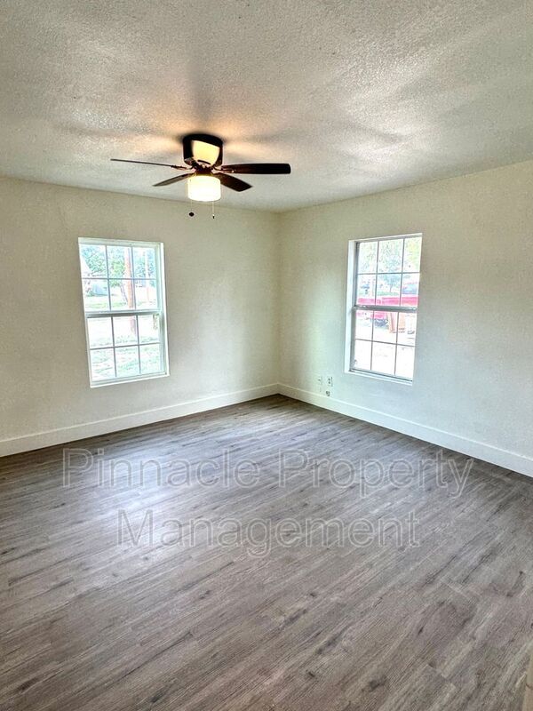 Building Photo - 717 E Harris Ave