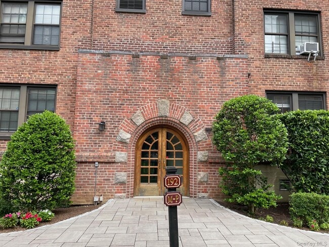 Building Photo - 192 Garth Rd