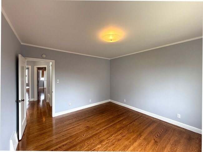 Building Photo - UPDATED BRIGHT 1500/ft 3BR/2BR+Bonus+1GR H...