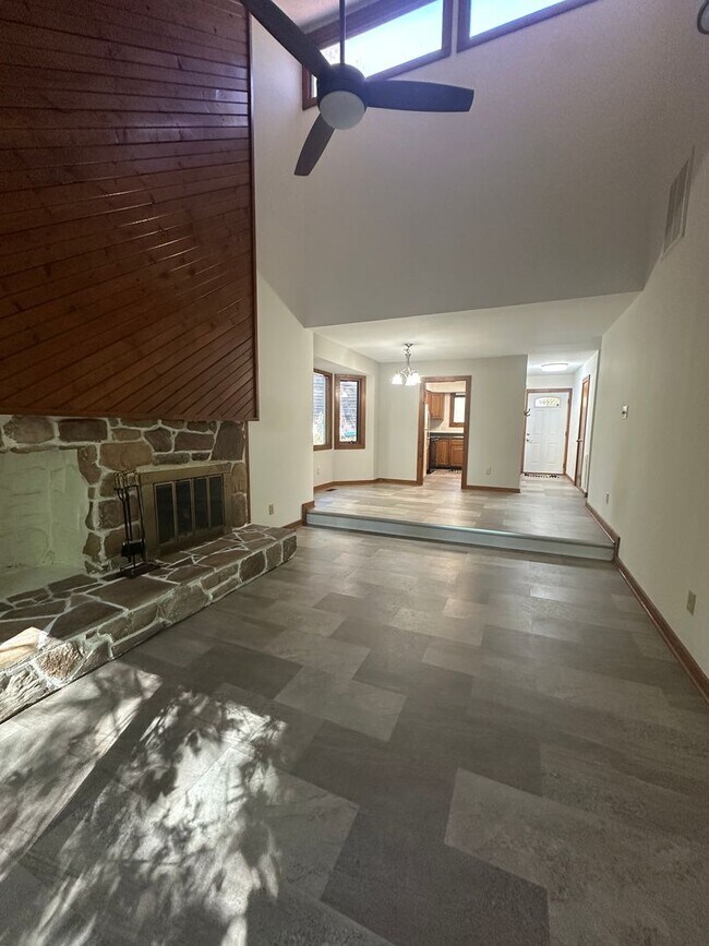 Building Photo - 5652 Thea Ln