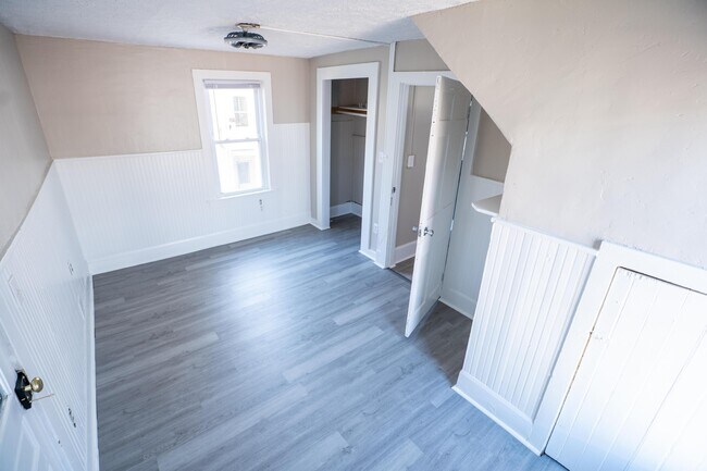 Building Photo - 166 N Sandusky St