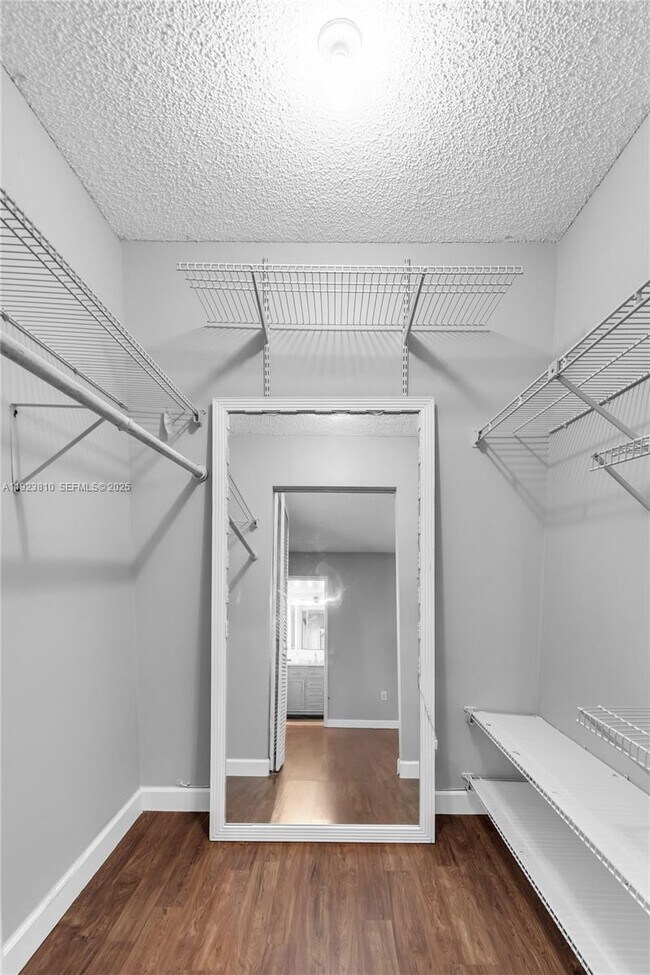 Building Photo - 341 W Park Dr