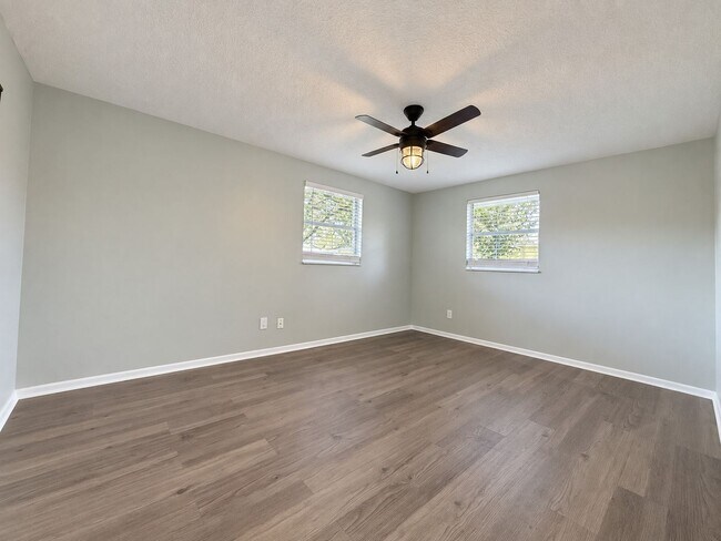 Building Photo - 326 E Palmetto Ave