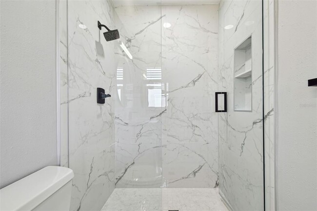 Building Photo - 3913 Fontainebleau Dr
