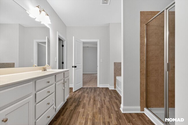 Building Photo - Spacious 5BR House in Buford