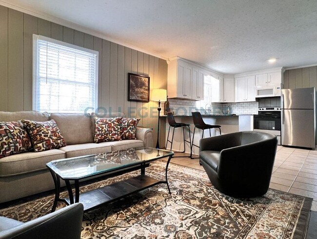 Building Photo - 830 Delmonte Dr NW