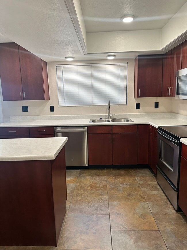 Building Photo - Stunning & Spacious 2 BR / 2.5 BA Townhome – Move-In Ready!