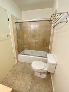 1st bathroom w/ travertine tiles - 10481 Riverside Dr