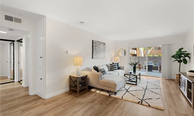 Building Photo - charming 1-bedroom, 1-bathroom