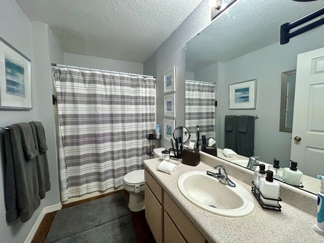 Building Photo - 5483 Vineland Rd