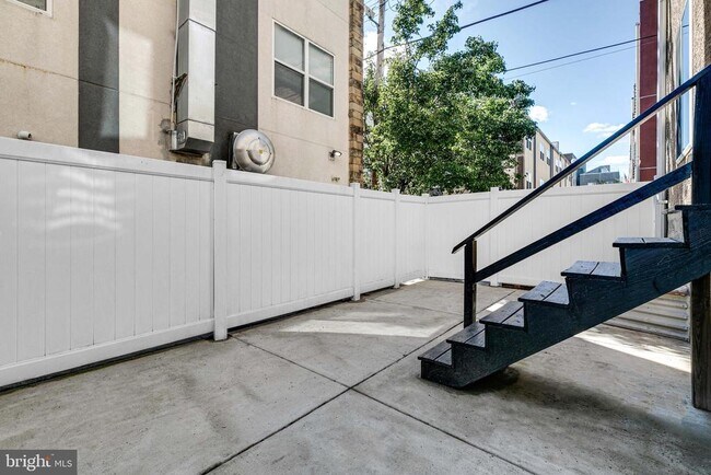 Building Photo - 220 W George St