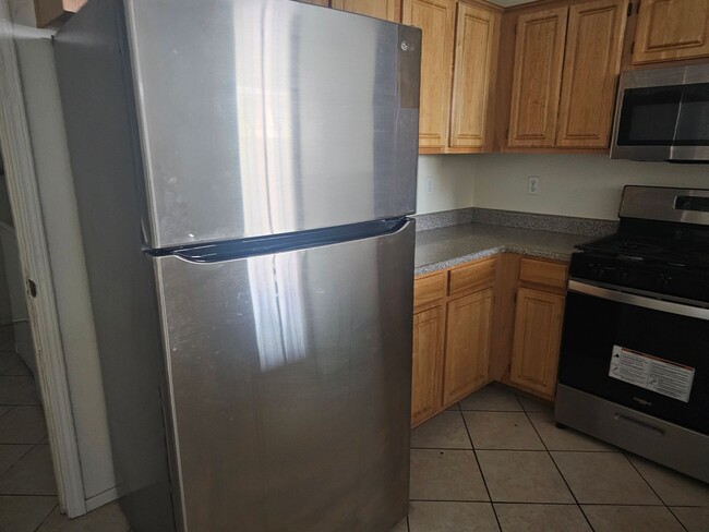 Building Photo - 2 Bedroom Townhome for Rent