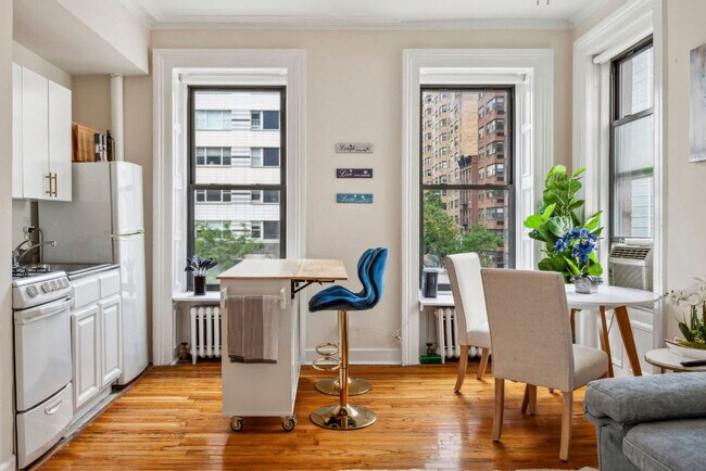 Building Photo - 1310 2nd Ave