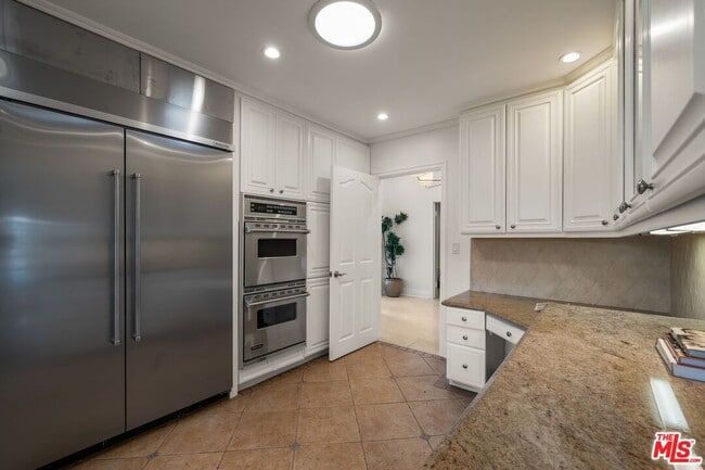 Building Photo - 9023 Alto Cedro Dr