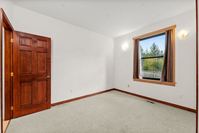 Building Photo - Yelm Country Living | 3 Bed, 3 Bath Home on 2.5 Acres | Solar Panels!