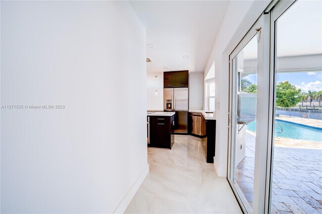 Building Photo - 5721 Bayview Dr