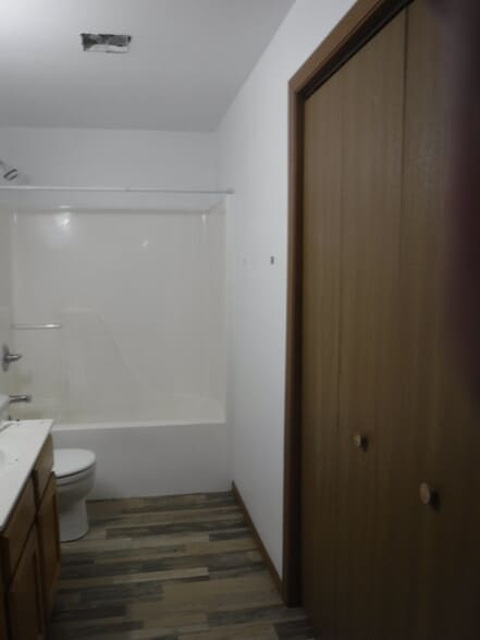 Building Photo - 5602 Valley View Dr