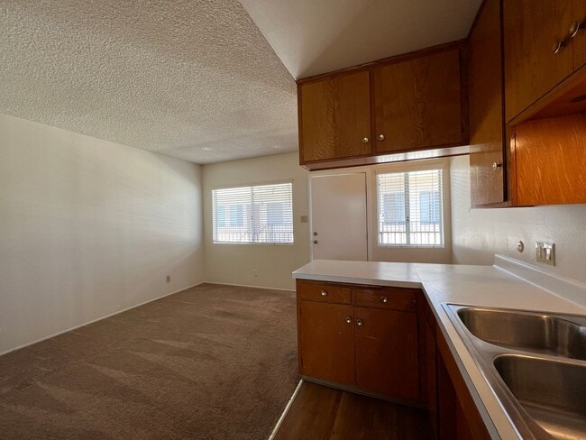 Building Photo - Upstairs, One Bedroom Apartment, Great Loc...