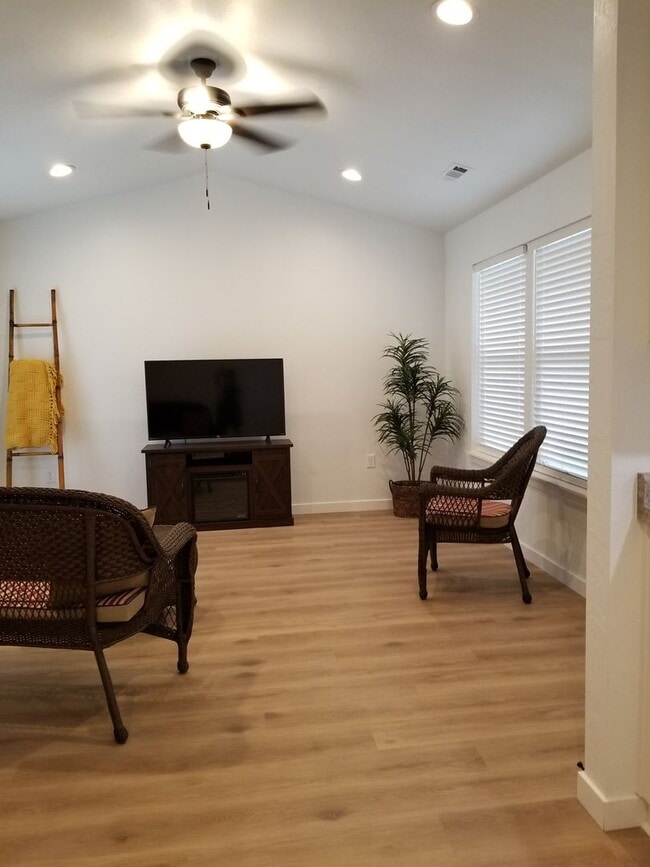 Building Photo - Newer two bedroom/two bath duplex | Availa...