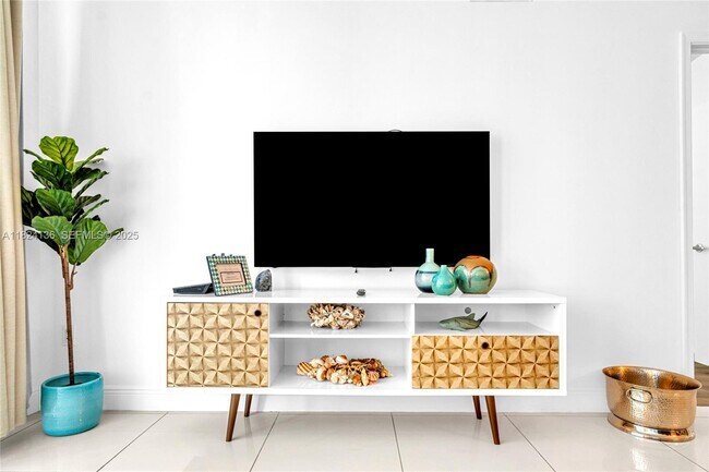 Building Photo - 1750 N Bayshore Dr