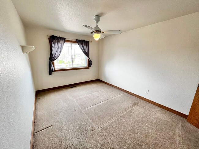 Building Photo - 3 bed, 3 bath Home in Poudre Overlook Neig...