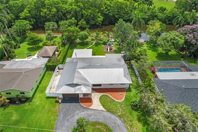 Building Photo - 1120 E Tropical Way