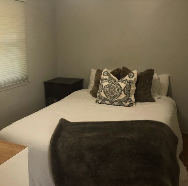 Building Photo - 3023 E 5th St