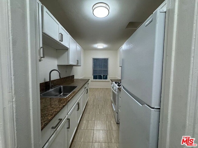 Building Photo - 127 N Doheny Dr