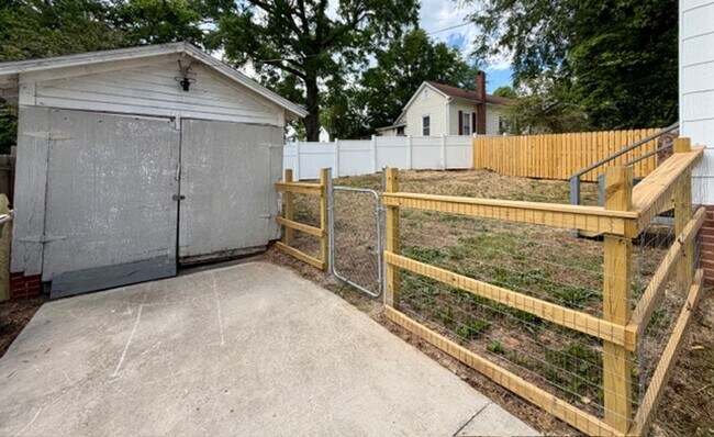 Building Photo - 1/2 MO/OFF SPECIAL - 3 bed/1 bath Fenced yard - Storage/Garage